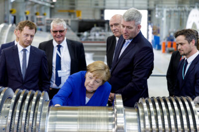 Christoph-Scholze-u-a-mit-Bundeskanzlerin-Angela-Merkel-und-MP_Michael_Kretschmer_bei_Siemens_Goerlitz