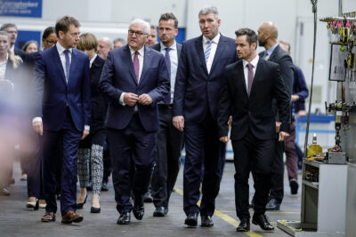 Christoph-Scholze-u-a-mit_Frank-Walter-Steinmeier-und-MP-Michael-Kretschmer-bei-Siemens-Goerlitz